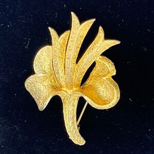 Heavy Textured Gold Tone Large Flower Brooch.